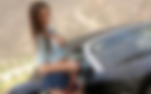 Обои на рабочий стол Красотка с обнаженной грудью автомобиль