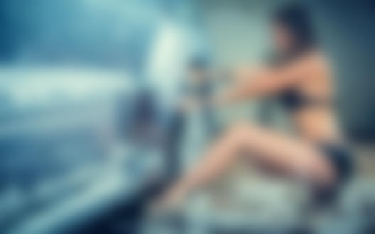 Обои на рабочий стол Девушка в купальнике и туфлях моет в гараже автомобиль