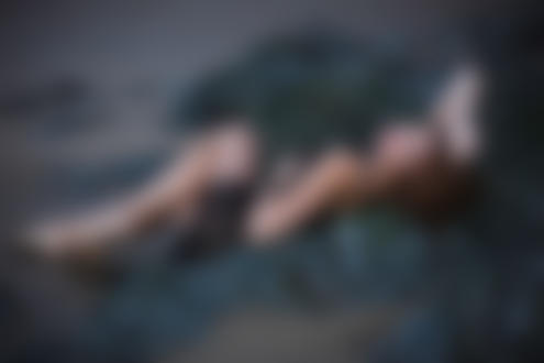 Обои на рабочий стол Девушка лежит на камнях, фотограф Joan Le Jan