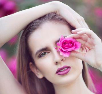 Обои на рабочий стол Девушка держит розу в руке, прикрыв глаз, фотограф Maja Topcagic
