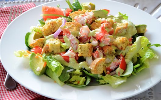Обои на рабочий стол Салат с крабами, овощами и сухариками, крупный план