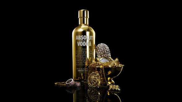 Обои на рабочий стол Золотистая бутылка водки Absolut (Absolut vodka), с бижутерией, на темном фоне
