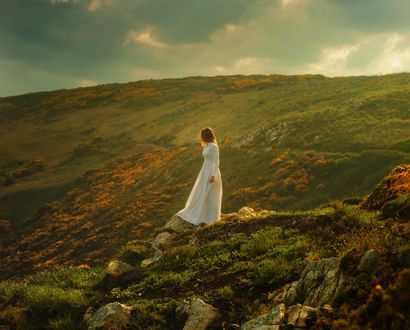 Обои на рабочий стол Девушка в длинном белом платье стоит на фоне природы, by TJ Drysdale