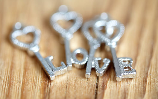 Обои на рабочий стол Надпись love / любовь из ключей