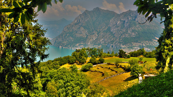 Обои на рабочий стол Горы в тумане, вид с берега напротив