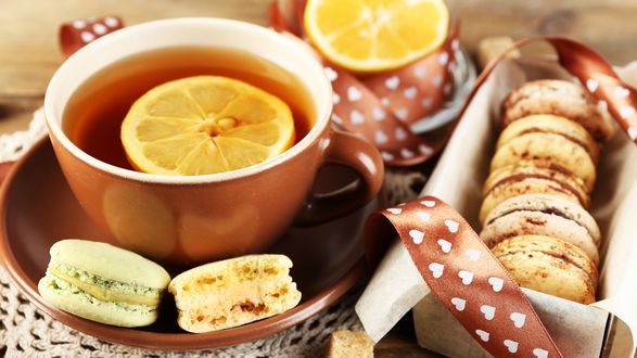 Обои на рабочий стол Чай с лимоном и печенье макарун в коробке