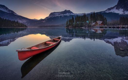 Обои на рабочий стол Красное каное на прозрачной воде, фотограф Jesus M. Garc&;a