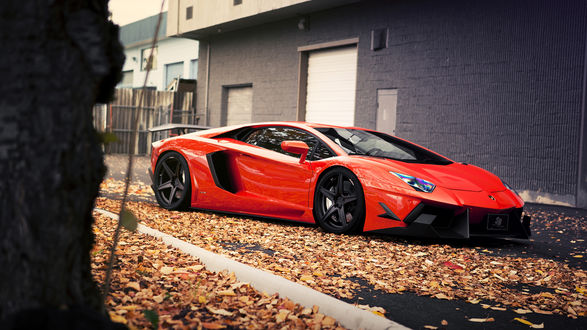 Обои на рабочий стол Шикарная красная Lamborghini на задней дворе дома