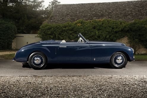 Обои на рабочий стол Автомобиль 1947 Bristol 400 cabriolet by Pinin Farina первая ласточка одноименного британского производителя легковых автомобилей класса люкс синий на лужайке возле дома