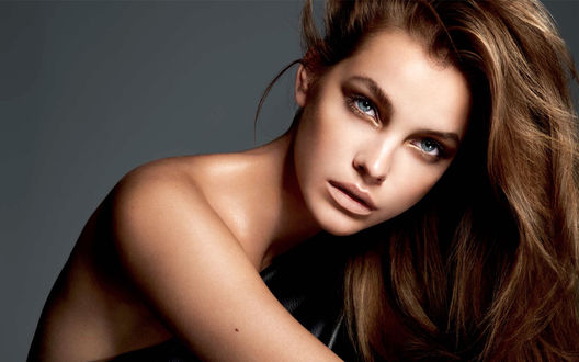 Обои на рабочий стол Модель Barbara Palvin позирует на сером фоне