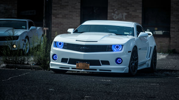 Обои на рабочий стол Шикарный белый Chevrolet Camaro с голубыми фарами