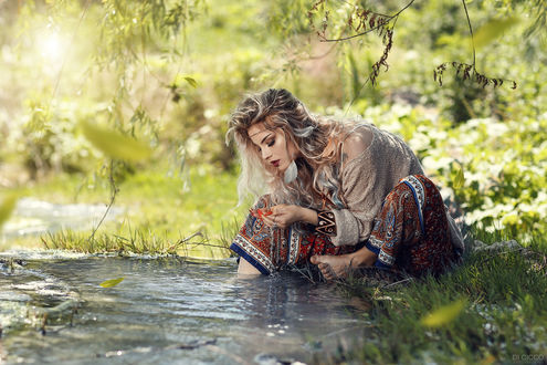 Обои на рабочий стол Девушка Mara Cammarota / Мара Каммарота сидит у воды. фотограф Alessandro Di Cicco