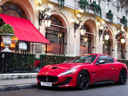 Обои на рабочий стол Автомобиль Мазерати / Maserati на улице города, картинка из игры Гран Туризмо / Gran Turismo 2015