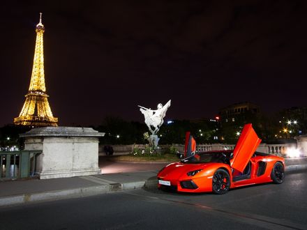 Обои на рабочий стол Суперкар Lamborghini / Ламборгини, на фоне освещенной Эйфелевой башни, Париж, Франция