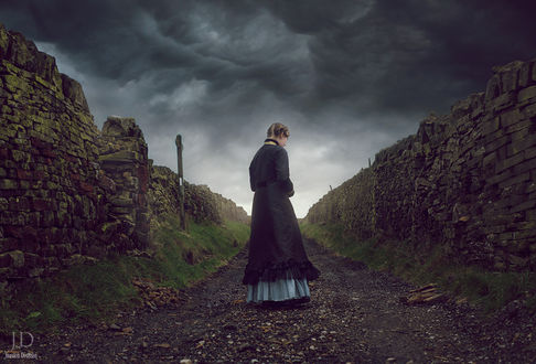Обои на рабочий стол Девушка стоит посреди дороги, фотограф Jessica Drossin