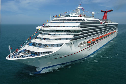 Обои на рабочий стол Круизный лайнер Carnival Glory бороздит просторы океана