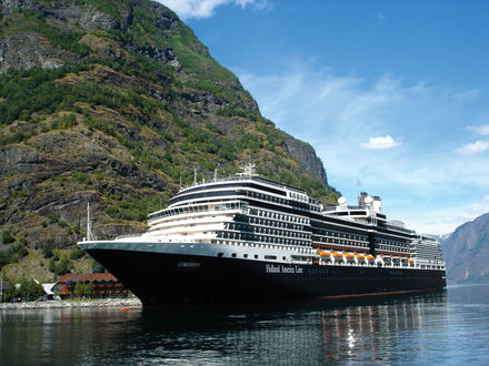 Обои на рабочий стол Черный круизный лайнер Holland America Line проплывает мимо высокой горы
