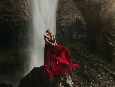 Обои на рабочий стол Парень с девушкой стоят на фоне водопада, фотограф Lexy Parks
