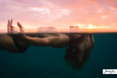 Обои на рабочий стол Девушка лежит на воде, фотограф Sarah Lee