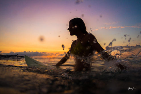 Обои на рабочий стол Радостная девушка на воде, фотограф Sarah Lee
