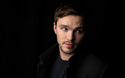 Обои на рабочий стол Актер Николас Холт / Nicholas Hoult в черном пальто, photo by Amy Sussman