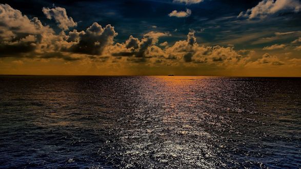 Обои на рабочий стол Облачное небо над бескрайней морской гладью