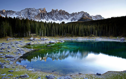 Обои на рабочий стол Озеро в горах с берегом, поросшим елями / озеро Карецца в Италии