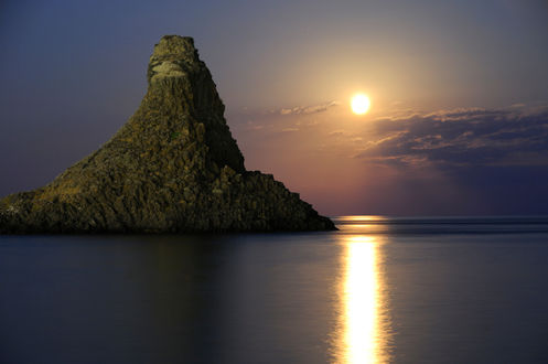Обои на рабочий стол Italy, island of Sicily / Италия, окрестности острова Сицилия, полная Луна над морем, ночь, скала