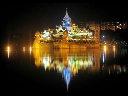 Обои на рабочий стол Birma / Бирма, иллюминированный храм, отражение на глади воды, ночь