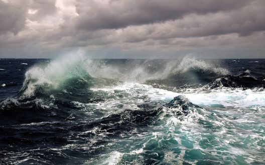 Обои на рабочий стол Волны бурного моря под хмурым небом, крупный план