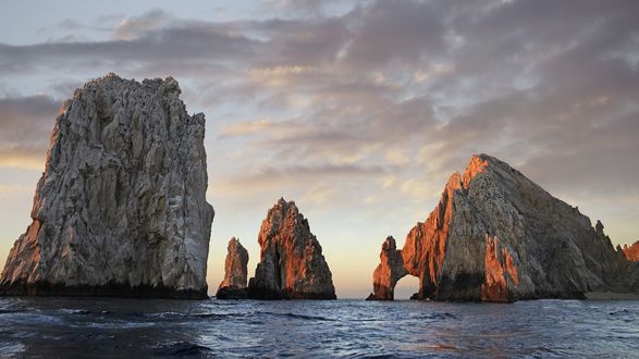 Обои на рабочий стол Скалы в море, на фоне неба, раннее утро