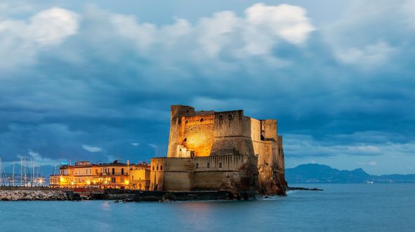 Обои на рабочий стол Castel dell Ovo / Кастель-дель-ово, иначе Яичный Замок, или замок яйца, остров у берега Неаполя, Италия, на фоне неба