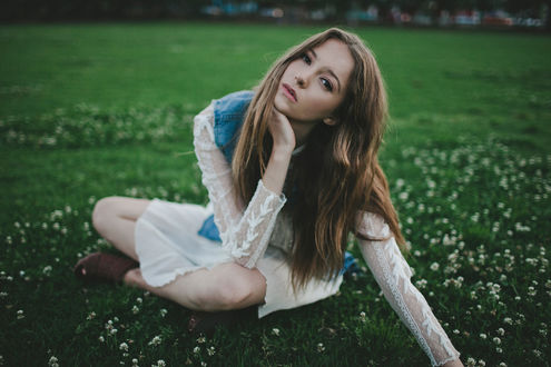 Обои на рабочий стол Девушка сидит на поляне, фотограф Julia Trotti