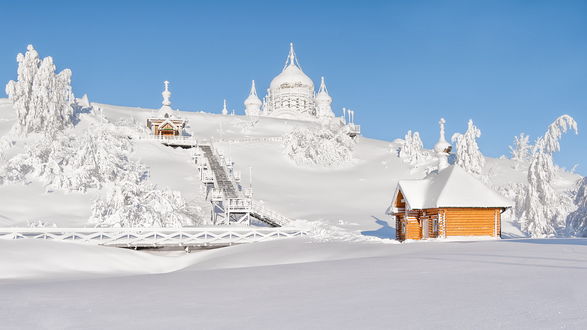 Обои на рабочий стол Заснеженная гора, на которой расположен Belogorsky monastery / Белогорский Николаевский Монастырь и его окрестности, Пермь, Россия