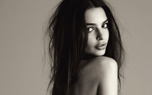 Обои на рабочий стол Модель Emily Ratajkowski / Эмили Ратажковски распустив волосы, стоит к нам спиной, оглядываясь на нас