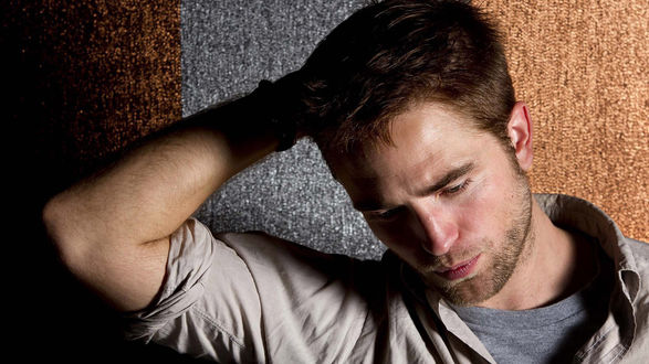 Обои на рабочий стол Robert Pattinson / Роберт Паттинсон держит руку у головы