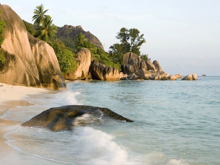 Обои на рабочий стол La Digue Island / Остров Ла-Диг, Сейшельские острова, море, пляж, скалы, деревья