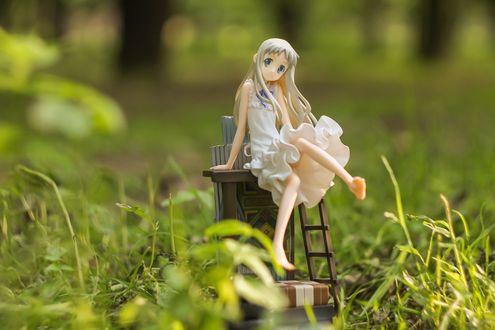 Обои на рабочий стол Куколка Мэйко Хонмы (Мэнма) / Meiko Honma (Menma) из аниме А нам все невдомек, как звался тот цветок / Невиданный цветок / Ano Hi Mita Hana no Namae wo Bokutachi wa Mada Shiranai / AnoHana лежит сидит на стуле в траве, by Grishnakh666