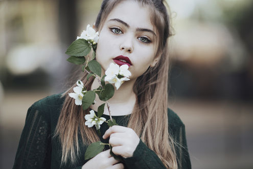 Обои на рабочий стол Девушка с веткой жасмина, фотограф Jovana Rikalo