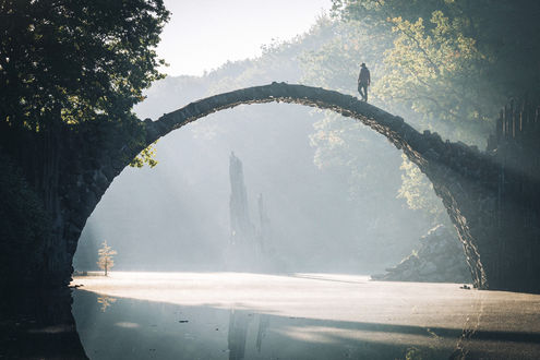 Обои на рабочий стол Человек стоит на мосту, фотограф Johannes Hulsch