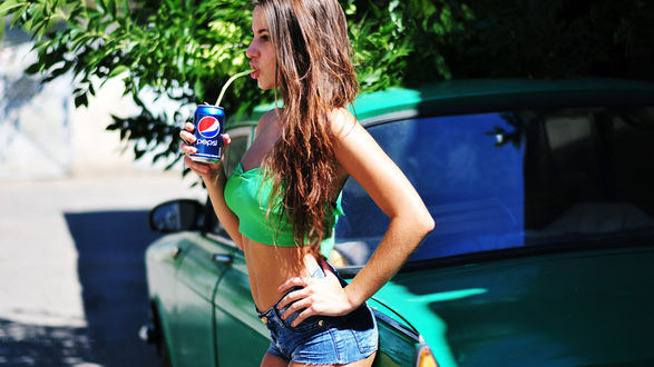 Обои на рабочий стол Девушка с баночкой Pepsi возле зеленого авто