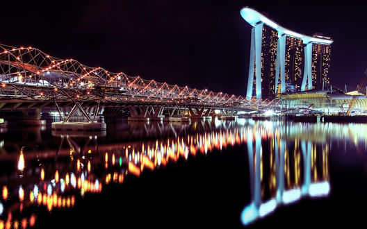 Обои на рабочий стол Republic of Singapore, Marina bay sands hotel / Сингапур, вид отеля Мэрин бэй сэндс ночью, отражение в воде на переднем плане
