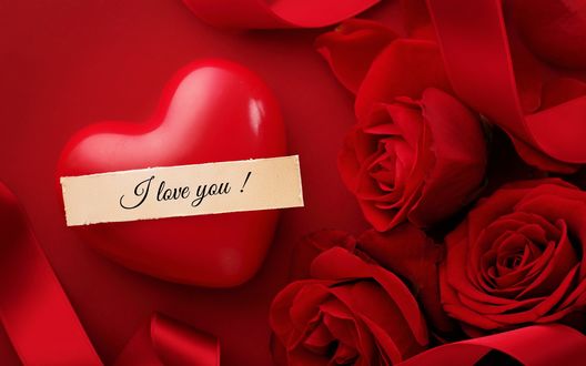 Обои на рабочий стол Красное сердечко с запиской I love you! / Я люблю тебя, красные розы и лента