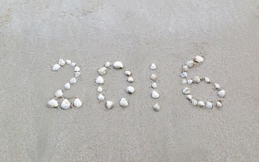 Обои на рабочий стол Надпись 2016 на песке, на пляже, выложенная из мелких ракушек