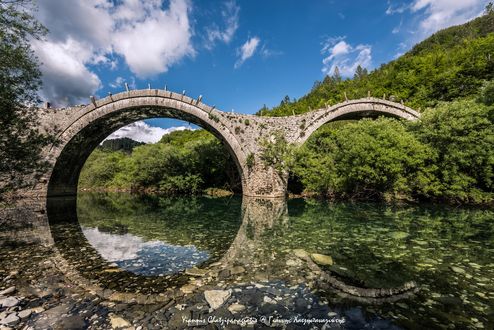 Обои на рабочий стол Мост Noutsou или Kokkori пересекающий реку Vikos, Греция, фотограф Yiannis Chatzipanagiotis