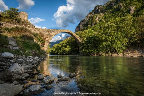 Обои на рабочий стол Мост Noutsou или Kokkori пересекающий реку Vikos, Греция, фотограф Yiannis Chatzipanagiotis
