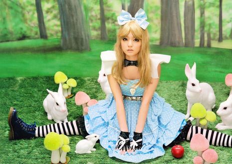 Обои на рабочий стол Митисигэ Саюми / Michishige Sayumi в образе Алисы / Alice из сказки Alice in Wonderland / Алиса в стране Чудес