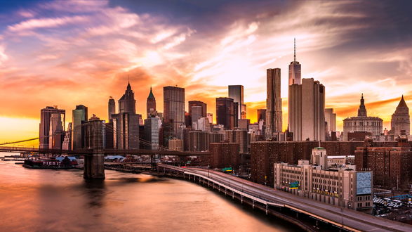 Обои на рабочий стол Город Нью-Йорк / New York, США / USA на закате, вид на Brooklyn Bridge / Бруклинский мост и Manhattan / Манхеттен