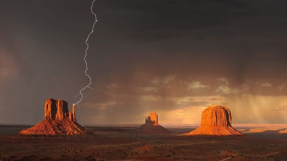 Обои на рабочий стол Monument Valley, Utah / Долина Монументов, Юта, гроза на закате