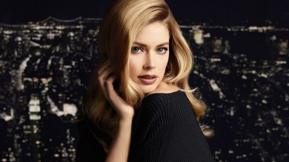 Обои на рабочий стол Doutzen Kroes / Даутцен Крус на фоне города